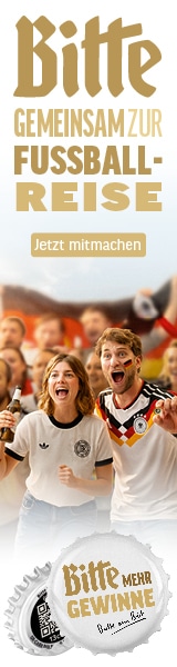 Jetzt am Bitburger Gewinnspiel teilnehmen: Gemeinsam zur Fußball-Reise. Das Banner zeigt jubelnde Fans und Kronkorken mit Aktionscodes zur WM 2026.